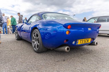 Llandow, Wales - 30 Haziran 2024: Blue 2001 3996cc TVR Toskana.