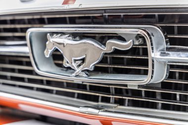 Llandow, Wales - 30 Haziran 2024: 1970 'lerin Kahverengisi logosu beyaz çizgili klasik Ford Mustang Amerikan V8 kaslı arabası.
