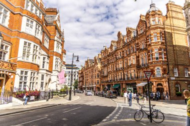 Londra, İngiltere - 22 Haziran 2024: Mount Street Mayfair 'deki süslü kırmızı tuğla cephesiyle karakterize edilen Viktorya dönemi.