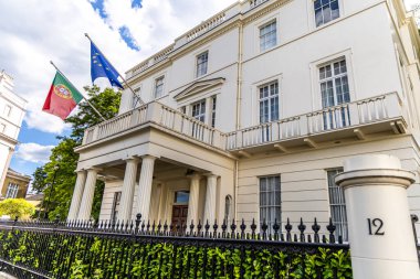 Londra, İngiltere - 22 Haziran 2024: Portekiz ve Avrupa Birliği Londra 'daki Portekiz büyükelçiliğinde bayraklar