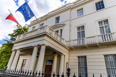 Londra, İngiltere - 22 Haziran 2024: Portekiz ve Avrupa Birliği Londra 'daki Portekiz büyükelçiliğinde bayraklar