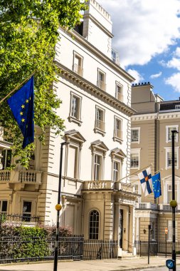 Londra, İngiltere - 22 Haziran 2024: Londra Belgravia bölgesindeki Finlandiya Büyükelçiliği. Belgravia, son derece pahalı gayrimenkulleri olan dünyanın en zengin mahallelerinden biri.