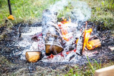 Açık havada odun odunlarını yakmak. Yanan odun ateşinin sıcak közleri. Yakacak odun yanıyor. Doku ateş közleri. Alevli ateş.