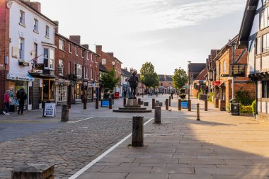 Stratford-upon-Avon, İngiltere - 5 Haziran 2024: Henley Caddesi Oyun yazarı William Shakespeare 'in doğduğu ev ve bir heykel.