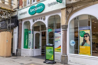 Oxford, İngiltere - 5 Haziran 2024: Oxford Queen Caddesi 'ndeki Specsavers Store.