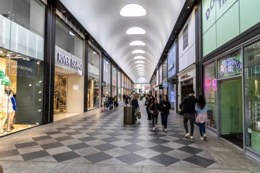 Oxford, İngiltere - 5 Haziran 2024: Birçok popüler perakende mağazası olan Westgate alışveriş merkezi.