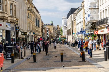 Oxford, İngiltere - 5 Haziran 2024: Oxford City Center. Meşgul Cornmarket Caddesi