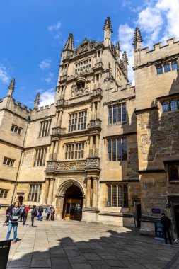 Oxford, İngiltere - 5 Haziran 2024: Eski Bodleian Kütüphanesi girişinin Catte Caddesi 'ndeki büyük kapı. Bodleian Kütüphanesi, Oxford Üniversitesi 'nin ana araştırma kütüphanesidir..