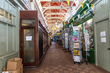 Oxford, İngiltere - 5 Haziran 2024: Oxford, 250. yıldönümü kutlamalarını içeriyordu. Covered Market, Oxford 'da kapalı büyük bir yapıda tezgahları ve dükkanları olan tarihi bir pazardır.