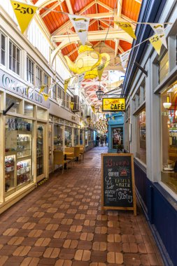 Oxford, İngiltere - 5 Haziran 2024: Oxford, 250. yıldönümü kutlamalarını içeriyordu. Covered Market, Oxford 'da kapalı büyük bir yapıda tezgahları ve dükkanları olan tarihi bir pazardır.