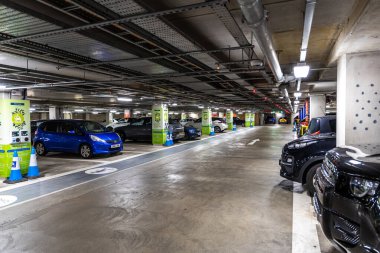 Oxford, İngiltere - 5 Haziran 2024: Elektrikli otomobiller için dolu otoparklı yeraltı otoparkı.