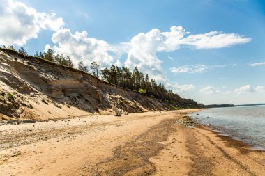 Baltık Denizi kıyısında dik bir sahili olan kumsal..