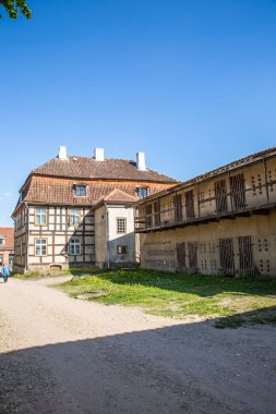 Kuldiga, Letonya - 18 Mayıs 2024: Letonya 'nın Kuldiga köyündeki eski evler.