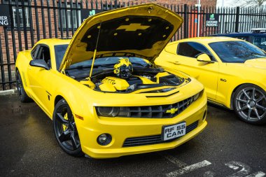 Cardiff, İngiltere - 3 Mart 2024: Transformer Movie 'de Gerçek Sarı Chevrolet Camaro Car veya Bumblebee Robot.