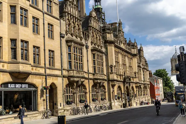 Oxford, İngiltere - 5 Haziran 2024: Oxford Belediye Binası ve Oxford Belediye Meclisi.