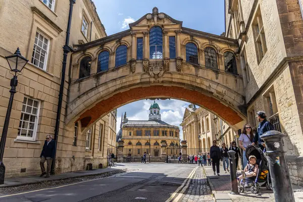 Oxford, İngiltere - 5 Haziran 2024: Bodleian kütüphanesi, Sheldonian Tiyatrosu ve Clarendon Binası Hertford Köprüsü 'nün kemerinden, nam-ı diğer İç Çekmeler Köprüsü' nden New College Lane boyunca uzanır.