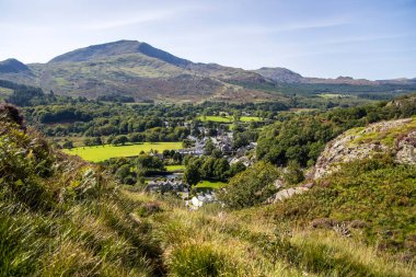 Beddgelert Wales Köyü Dağlardan vadi manzarası.