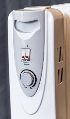 Odanın ortasında duran yağ dolu radyatör..