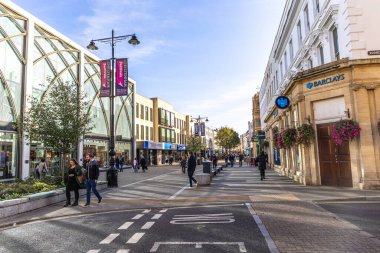 Cheltenham, İngiltere - 15 Ekim 2023: Cheltenham 'da kalabalık bir cadde alışveriş yapan insanlarla dolu..