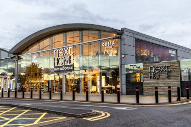 Bristol, İngiltere - 24 Ekim 2023: Cribbs Causeway 'de bir sonraki Home Mamas Papas Superstore. Sırada büyük bir moda ve ev eşyaları perakendecisi var..