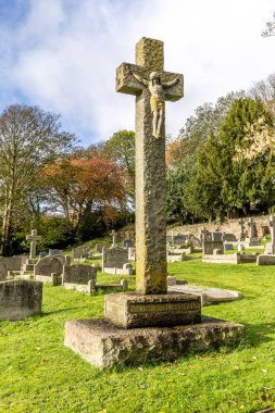 Bristol, İngiltere - 11 Kasım 2023: Etrafında mezarlık bulunan All Saints Anglikan Kilisesi.