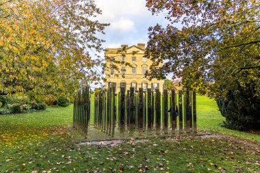 Bristol, İngiltere - 11 Kasım 2023: Beni Takip Et Jeppe Hein Mirror Maze, doğu ayna labirenti Bristol Üniversitesi Royal Fort Gardens