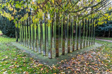 Bristol, İngiltere - 11 Kasım 2023: Beni Takip Et Jeppe Hein Mirror Maze, doğu ayna labirenti Bristol Üniversitesi Royal Fort Gardens