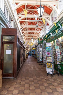 Oxford, İngiltere - 5 Haziran 2024: Oxford, 250. yıldönümü kutlamalarını içeriyordu. Covered Market, Oxford 'da kapalı büyük bir yapıda tezgahları ve dükkanları olan tarihi bir pazardır.