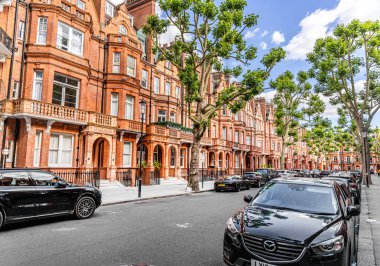 Londra, İngiltere - 22 Haziran 2024: Bu Sloane Gardens 'ın Chelsea bölgesinin bir yerleşim yeridir. Kırmızı tuğlalı Viktorya dönemi ya da Edwardian teraslı evler.