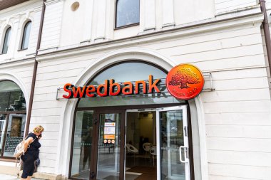 Liepaja, Letonya - 12 Haziran 2024: Liepaja şehir merkezinde Swedbank banka logosu girişi.