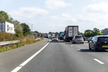 Londra, UK- 19 Eylül 2024: Yoğun bir otoyolda M4 trafiği.