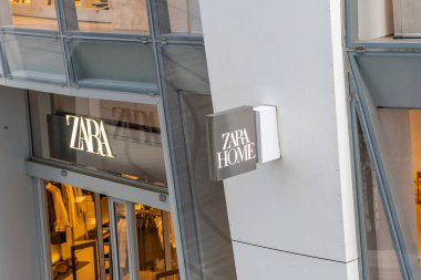 Londra, UK- 19 Eylül 2024: Zara marka perakende mağazası girişi ve Battersea alışveriş merkezinin vitrinindeki tabela.