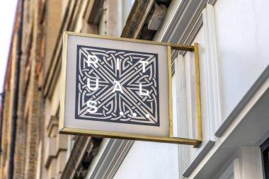 Londra, UK- 19 Eylül 2024: Moda Ritüelleri Mağaza Tabelası.