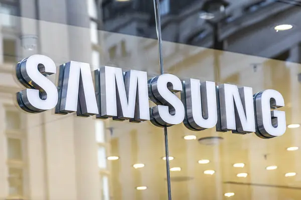 Londra, UK- 19 Eylül 2024: cam pencere üzerinde Samsung teknoloji markası logosu. Elektronik üreten Güney Kore şirketi..