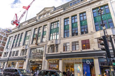 Londra, UK- 19 Eylül 2024: Canlı Londra Oxford Sokak Sahnesi NEXT Moda Mağazası, Yayalar ve Şehir Hayatı.