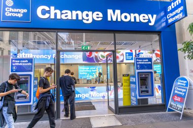 Londra, UK- 19 Eylül 2024: ATM Erişim ve Klasik Mimarisi ile Kentsel Döviz Borsası Dükkanı - Şehir Ayarlarındaki Modern Finansal Hizmetler.