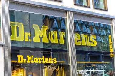 Londra, UK- 19 Eylül 2024: Dr. Martens Martens Marefront İkonik Markalaşma - Şehir Ayakkabı Perakendecisi.
