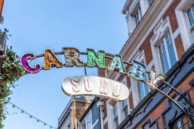 Londra, UK- 19 Eylül 2024: Parlayan Şehir Şık: Carnaby ve Soho Caddesi Mavi Gökyüzüne Karşı İşaretler.