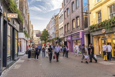 Londra, UK- 19 Eylül 2024: Londra 'nın Soho' sunda Carnaby Caddesi, butik, moda ve şehir hayatı ile dolu canlı bir yaya caddesi..