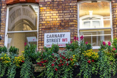 Londra, UK- 19 Eylül 2024: Carnaby Caddesi Tabelasıyla Canlı Çiçek Gösterimi.