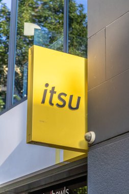 Londra, UK- 19 Eylül 2024: Itsu suşi restoranında bir tabela manzarası.