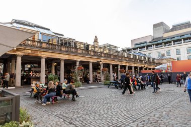 Londra, UK- 19 Eylül 2024: Londra 'da tarihi Covent Garden' da lüks alışveriş ve açık hava kafeleri, turistler ve yerel halk için zamansız bir eğlence.