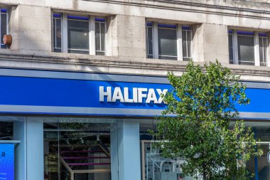 Londra, UK- 19 Eylül 2024: Halifax Bank Blue Logo Londra 'daki mağazanın önünde..