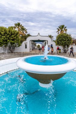 Rodos, Yunanistan - 9 Mayıs 2024: Kallithea Springs mavi su çeşmesine giriş