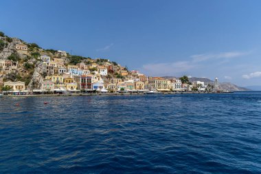 Symi, Yunanistan - 10 Mayıs 2024: Suriye adasındaki renkli evler köyü, Dodecanese Adası, Yunanistan.