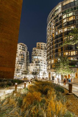 Londra, UK- 19 Eylül 2024: Curved Architecture Apartman Binaları. Londra Battersea 'de Gece Geleceği Mimarisi.