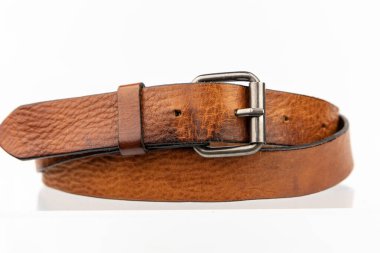 Gerçek doğal deri kemer. Beyaz arka planda deri kahverengi kemer, eski model deri kemer.