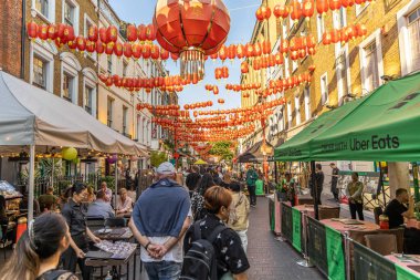 Londra, UK- 19 Eylül 2024: Londra 'da yoğun Çin Mahallesi caddesi kırmızı fenerler, hareketli kalabalık ve hareketli atmosferle donatılmış.