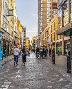 Londra, UK- 19 Eylül 2024: Londra 'da Soho caddesi manzarası, butik mağazaları ve kaldırım taşlı yollar.