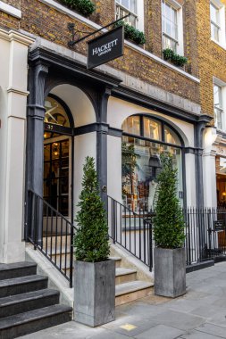 Londra, UK- 19 Eylül 2024: Soho 'da Hackett giyim mağazası.